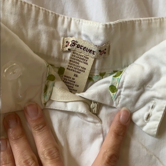 White lightweight shorts - Picture 2 of 3